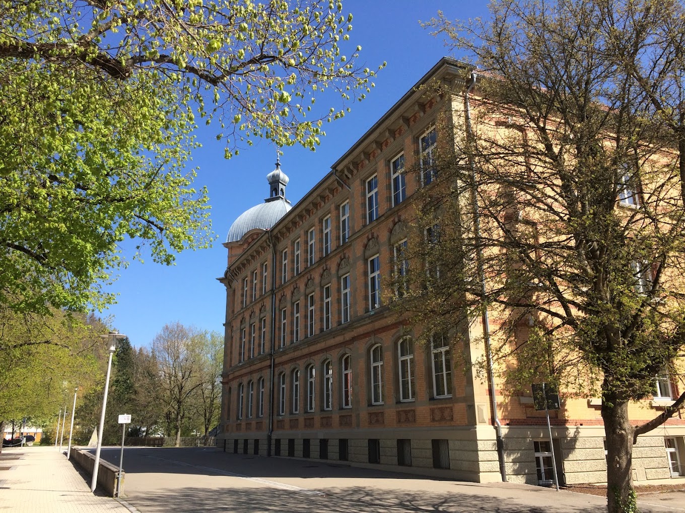 Schulgebäude der Hohenbergschule