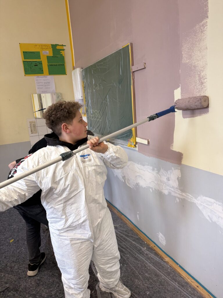 Eindrücke: Schüler der Klasse 9b streichen ihr Klassenzimmer selbst (2)
