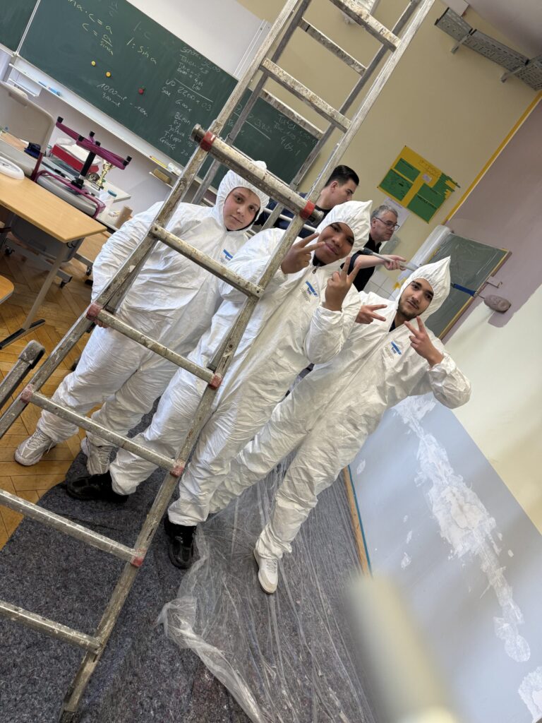 Eindrücke: Schüler der Klasse 9b streichen ihr Klassenzimmer selbst (4)