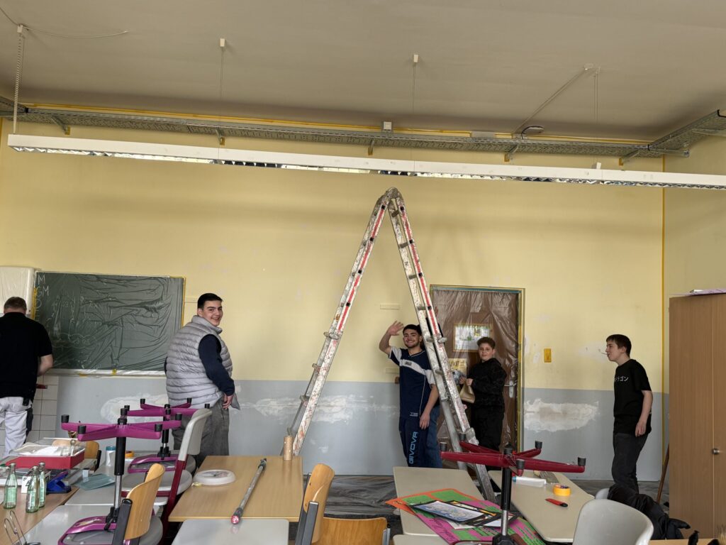 Eindrücke: Schüler der Klasse 9b streichen ihr Klassenzimmer selbst (7)