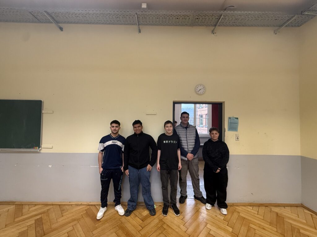 Eindrücke: Schüler der Klasse 9b streichen ihr Klassenzimmer selbst (9)