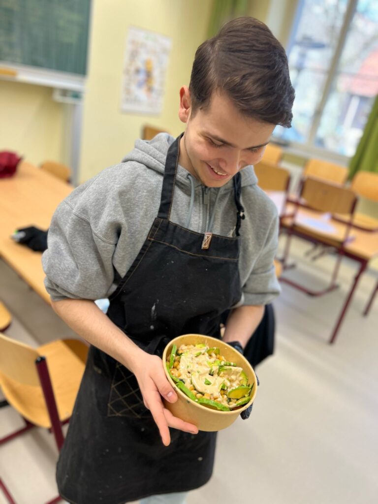 Eindrücke: Praktische AES-Prüfung – Kreativität, Teamarbeit und Genuss im Schulalltag (10)