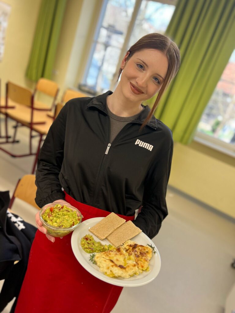 Eindrücke: Praktische AES-Prüfung – Kreativität, Teamarbeit und Genuss im Schulalltag (15)