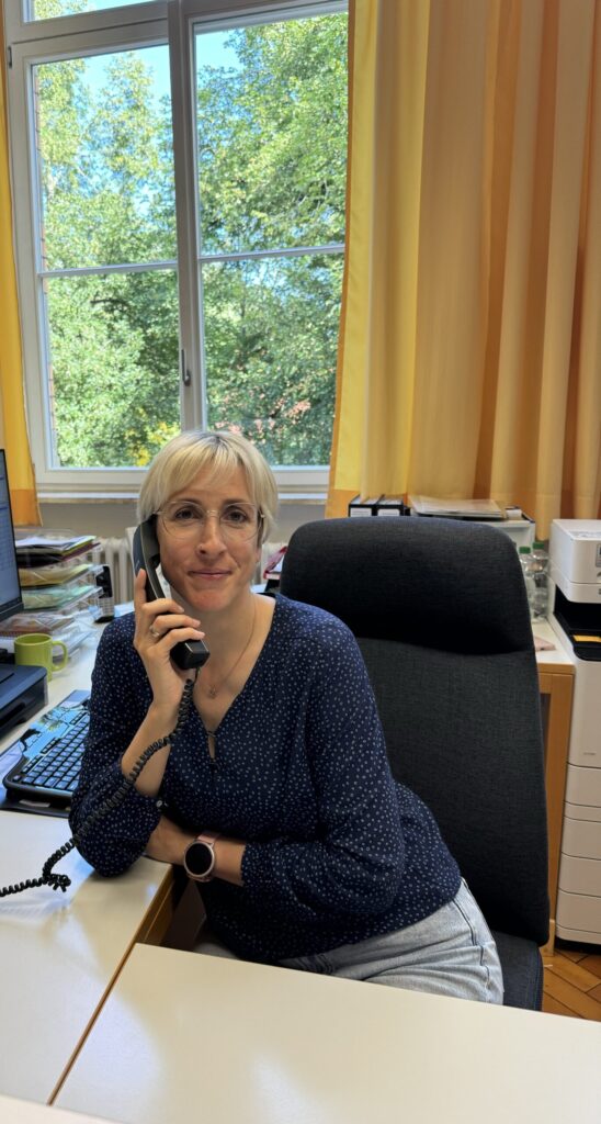 Nadine Drews im Sekretariat der Hohenbergschule