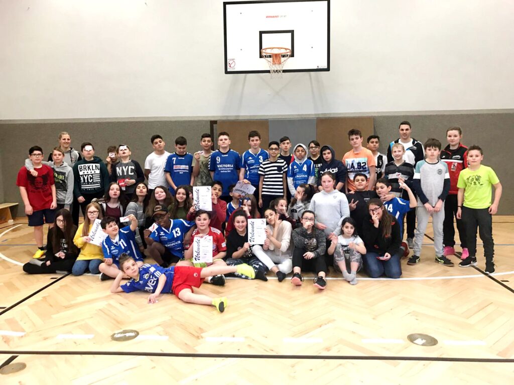 Schüler tauschen Bücher gegen Handball